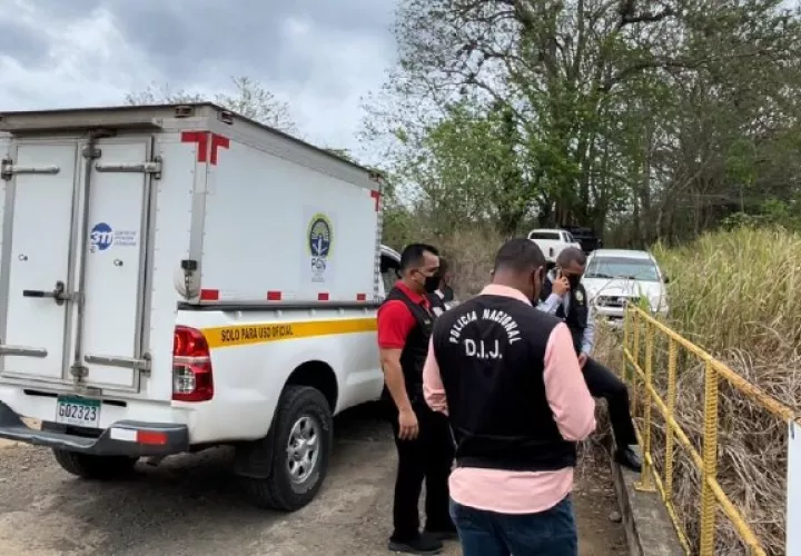 Cerca de una quebrada donde fue ubicado el cuerpo se encontró un teléfono celular que no se descarta, sea propiedad de la víctima. Foto. Mayra Madrid