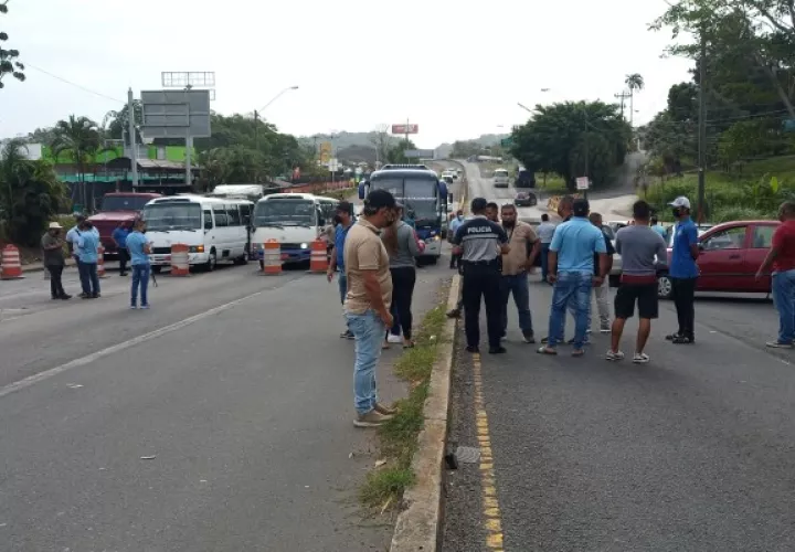 En el distrito de La Chorrera, las prestatarias de transporte selectivo acordaron mantener las protestas en las calles. Foto. Eric Montenegro