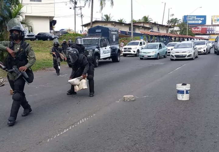 Las unidades de la Policía Nacional despejaron las calles. Foto. Eric Montenegro
