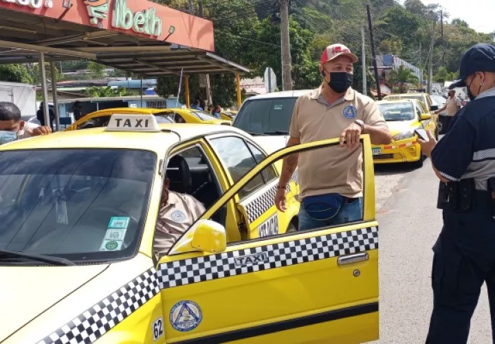 La Policía verificó las licencias de los taxistas que participaron del cierre de calles. Foto. Eric Montenegro