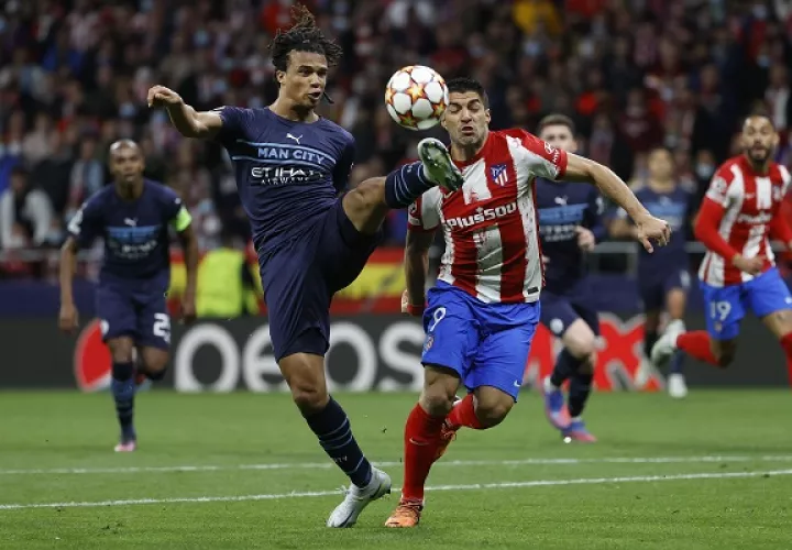 El delantero del Atlético de Madrid Luis Suárez (d) lucha con Nathan Aké, del Manchester City. Foto:EFE