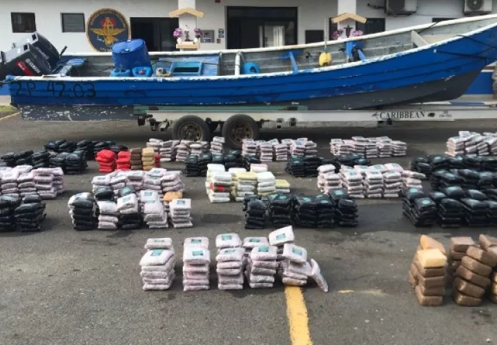 Los 24 bultos encontrados en la embarcación contenían un total de  1,105 paquetes de drogas. Foto. Cortesía del Senan