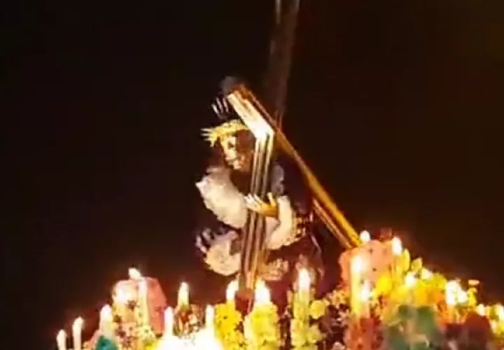 La procesión inició a las 8:00 p.m. del miércoles y culminó a la medianoche, mientras que la imagen del Cristo Negro ingresó al templo en horas de la madrugada de este jueves. Foto. Diomedes Sánchez