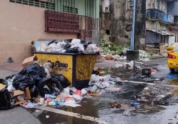 Las calles y comunidades de Colón desde el jueves 21 de abril que inició la paralización de los trabajadores de aseo están llenas de basura. Foto. Diomedes Sánchez