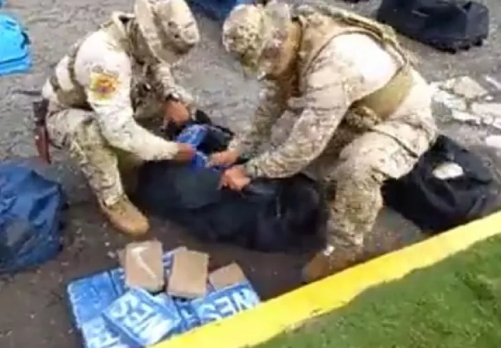 Jairo Hernández, Jefe de la Tercera Zona Aeronaval, informó que la carga contenerizada provenía de Puerto Cortés, en la República de Honduras, y estaba de tránsito por Panamá. Foto. Senan