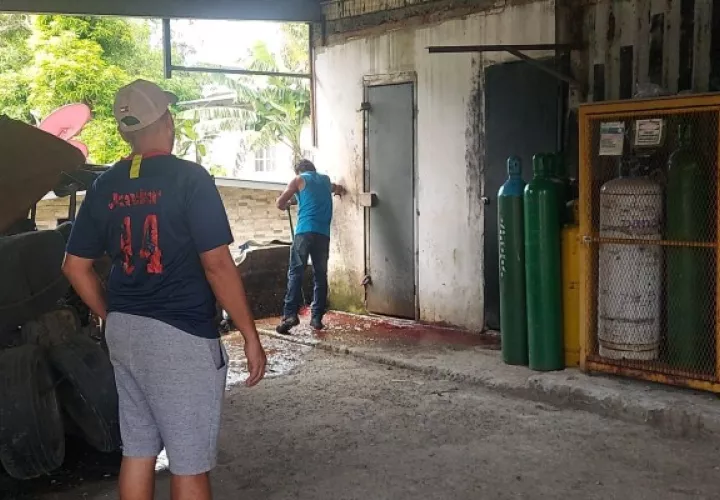 El hecho de sangre ocurrió a las 4:00 a.m. a un costado de una parrillada y un taller de soldadura en la Comunidad del 20, en el corregimiento de Nuevo San Juan, área de la Transístmica de Colón. Foto. Diomedes Sánchez