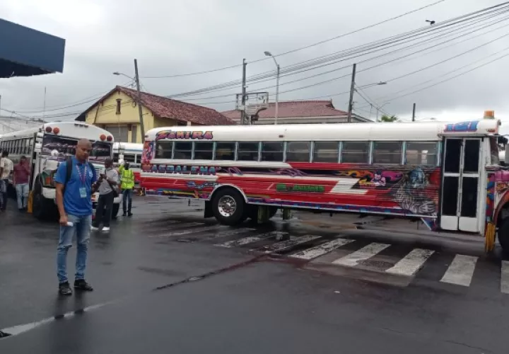 Los transportistas paralizaron sus labores desde las 7:00 a.m. hasta las 11:00 a.m., perjudicando a una gran cantidad de usuarios que se encontraban desde tempranas horas en las paradas del área de la Transístmica. Foto. Diomedes Sánchez
