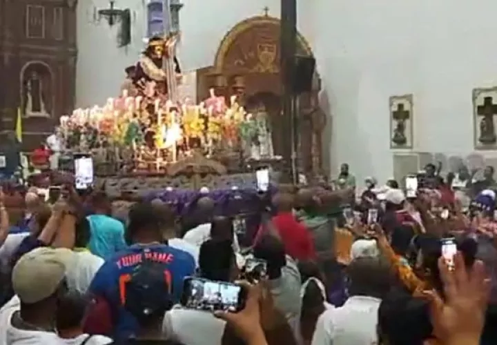 La iglesia de Portobelo estuvo llena de feligreses, quienes una vez culminado el oficio religioso, en horas de la noche del miércoles, sacaron la imagen del Cristo Negro, en medio de aplausos y mucha alegría. Foto. Diomedes Sánchez