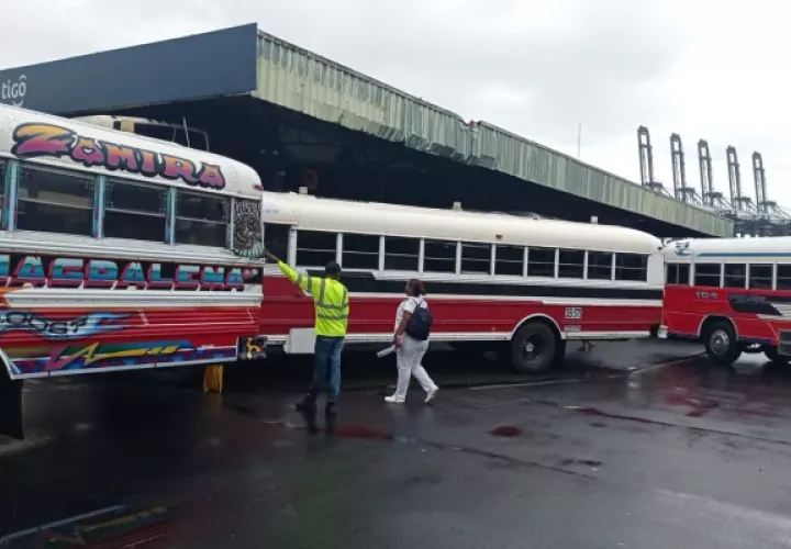 Ante la paralización del transporte en la costa atlántica, algunos usuarios tomaron algunas medidas para llegar a tiempo a sus puestos de trabajo. Foto. Diomedes Sánchez