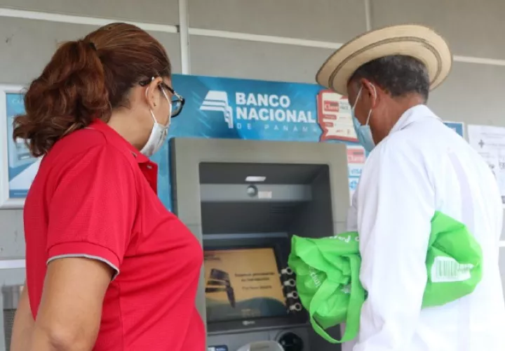 Por un lado, los adultos mayores aprendieron a utilizar los cajeros, y por el otro, la pandemia aceleró el proceso para que estos dispositivos se usen menos, dando paso a las transacciones electrónicas. Cortesía: Mides