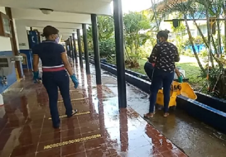 Se procedió a realizar una jornada de limpieza profunda y desinfección. Foto: Thays Domínguez