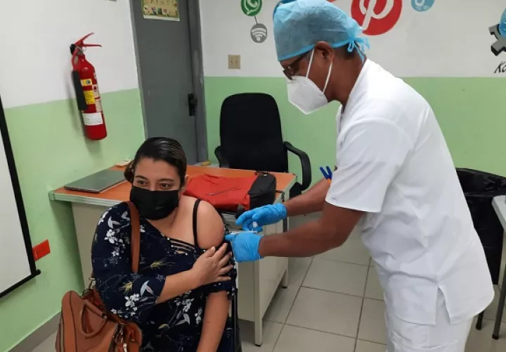 La vacunación es importante para prevenir cuadros graves de covid-19. Foto: CSS