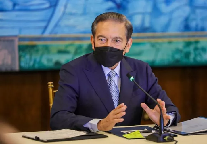 Laurentino Cortizo secunda la posible reelección de Etelvina de Bonagas. Foto: Presidencia
