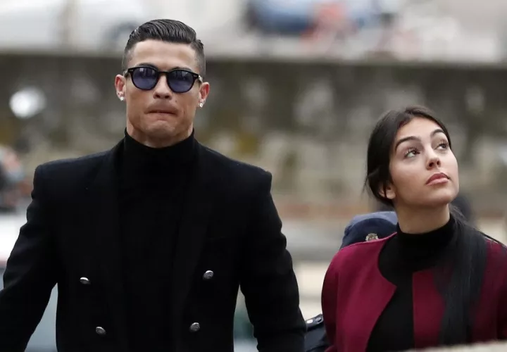 Cristiano Ronaldo junto a su pareja Georgina Rodríguez. Archivo/EFE/Javier Lizón