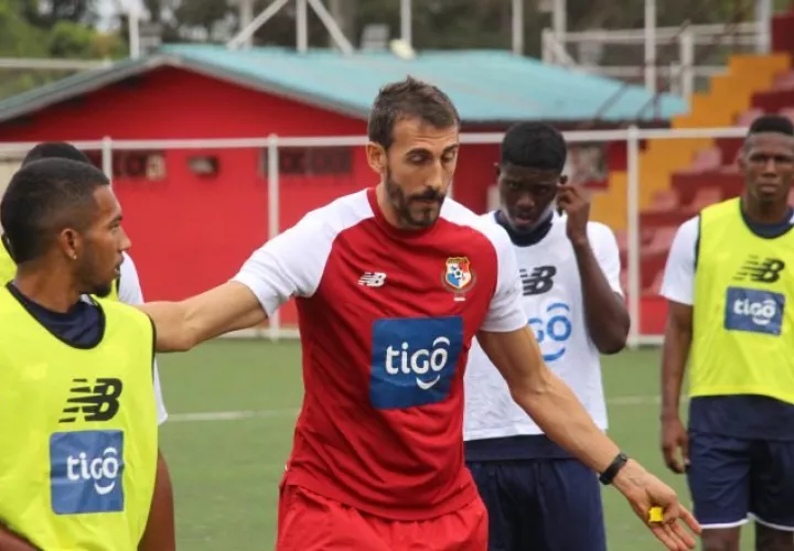 David Dóniga (cent.) es el técnico de la Sub-23. Foto: Fepafut