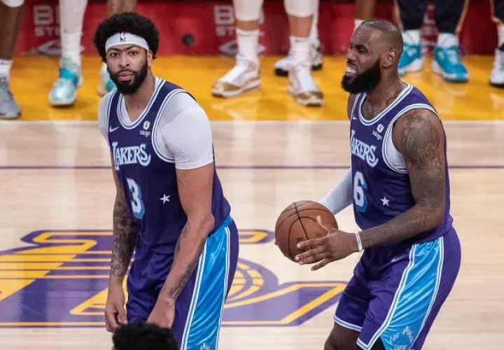 Anthony Davis y LeBron James de los Lakers. Foto:EFE