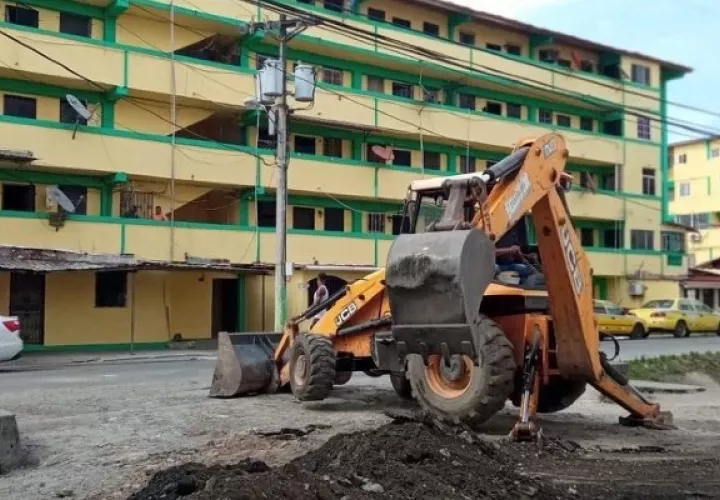 Se utiliza la mano de obra de los propios edificios que están siendo intervenidos. Foto: Diomedes Sánchez