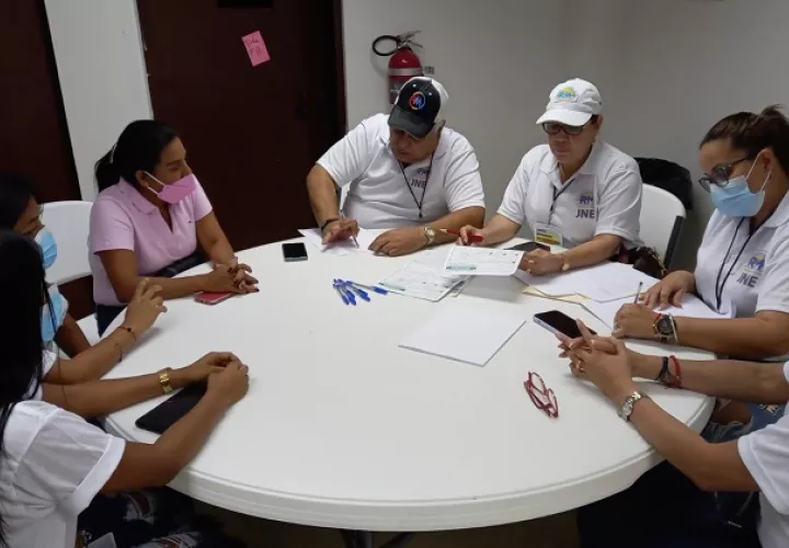 Miembros de la junta de escrutinio de RM reciben las primeras actas. Foto: Víctor Arosemena