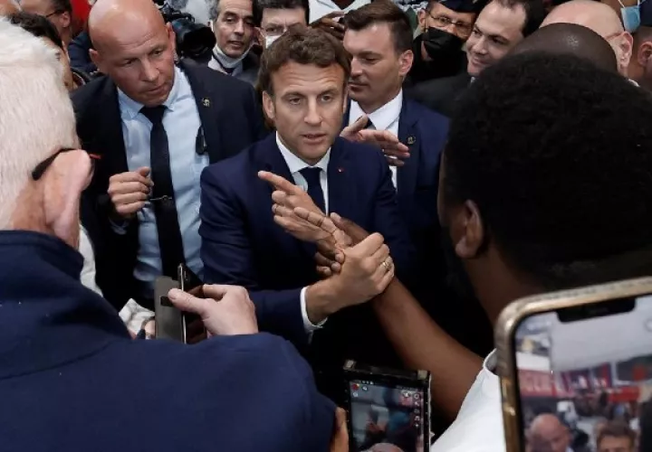 Emmanuel Macron realizó su primera salida de París tras su reelección del pasado domingo. Foto: EFE