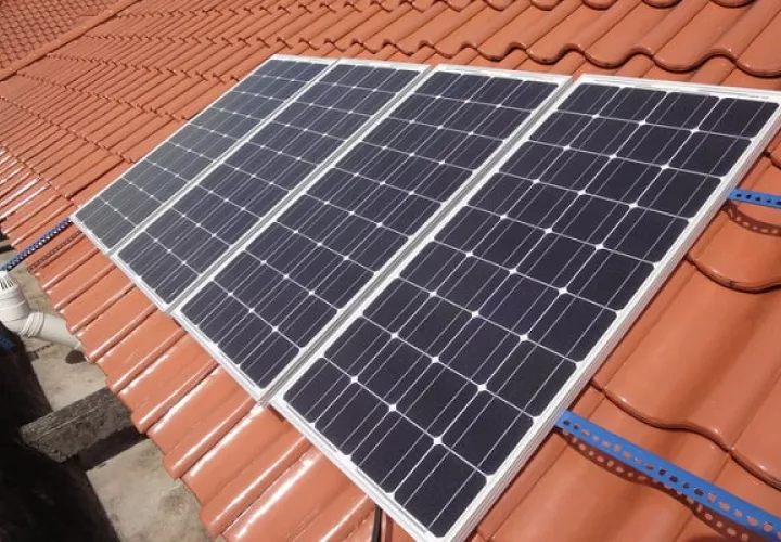 Actualmente hay  1,613 prosumidores con techos instalados en el país. Foto: Cortesía