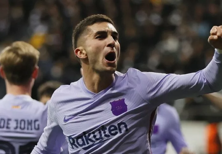 Ferran Torre del Barcelona festeja el empate ante el Eintracht Frankfurt de Alemania en la Liga Europa. Foto:EFE