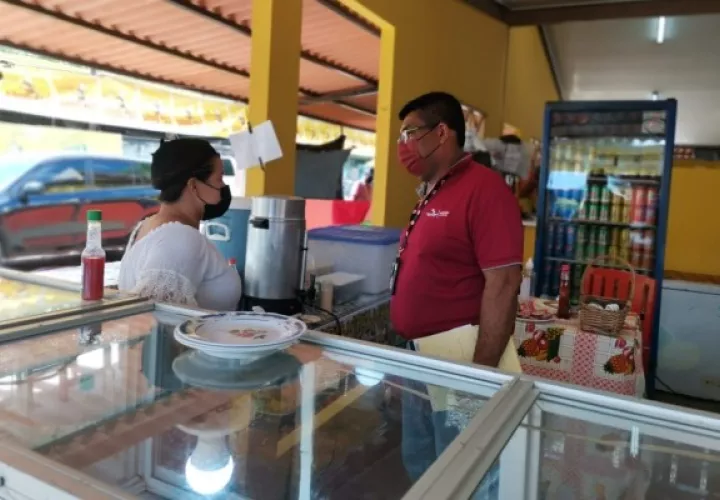 Los comerciantes instalados dentro de las instalaciones de la feria tienen grandes expectativas y esperan recuperar  su inversión. Foto. Thays Domínguez