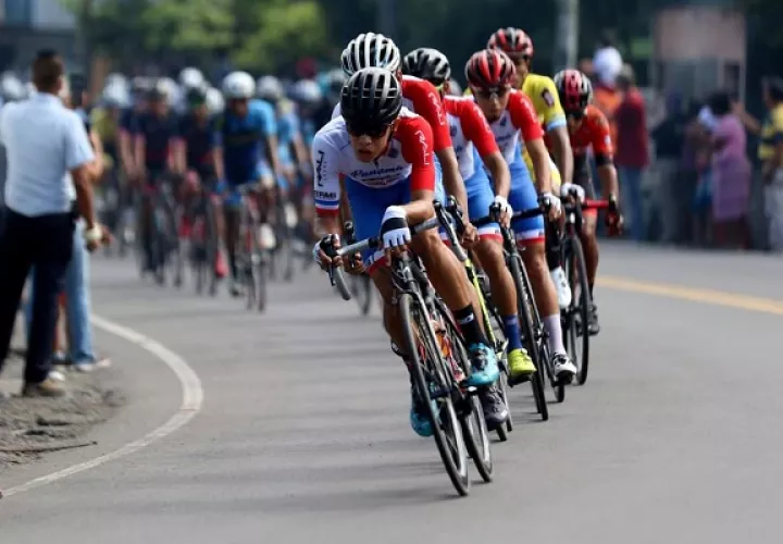 Franklin Archibold ( al frente) quedó en el segundo lugar en la Vuelta Internacional a Formosa . Foto:Fepaci