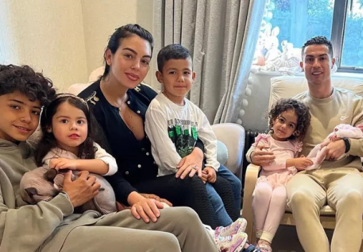 Georgina Rodríguez, Cristiano Ronaldo y sus hijos. Foto: Instagram / @cristiano