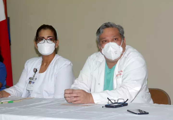 El cardíologo Juan Marcelo Wong realizó el pronunciamiento de los funcionarios de salud. Foto: Víctor Arosemena