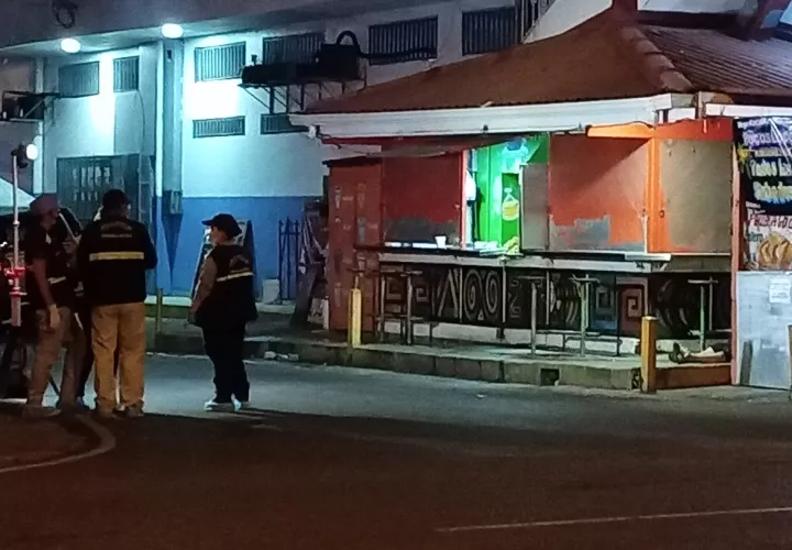 El cuerpo de Herrera Bonilla, quedó tendido en el piso de un local de venta de comida. Foto: Eric A. Montenegro