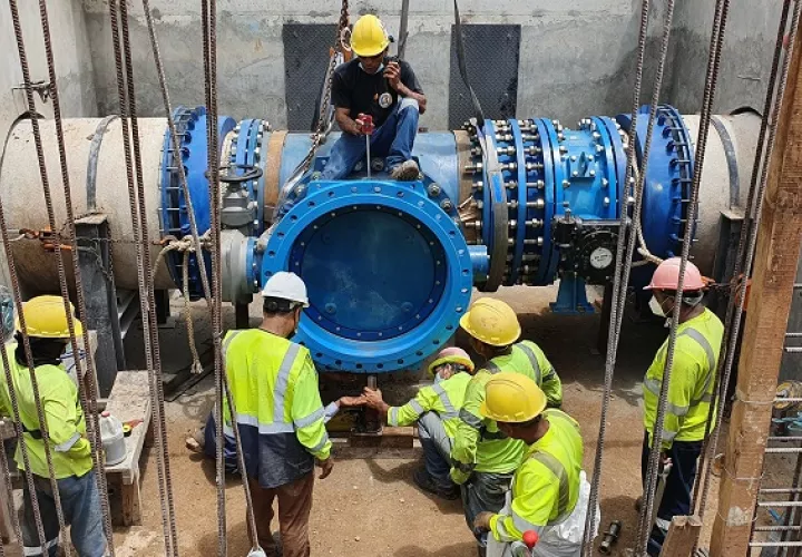 Trabajos de interconexión que se realiza en el Parque Omar, en San Francisco. Foto: Cortesía IDAAN