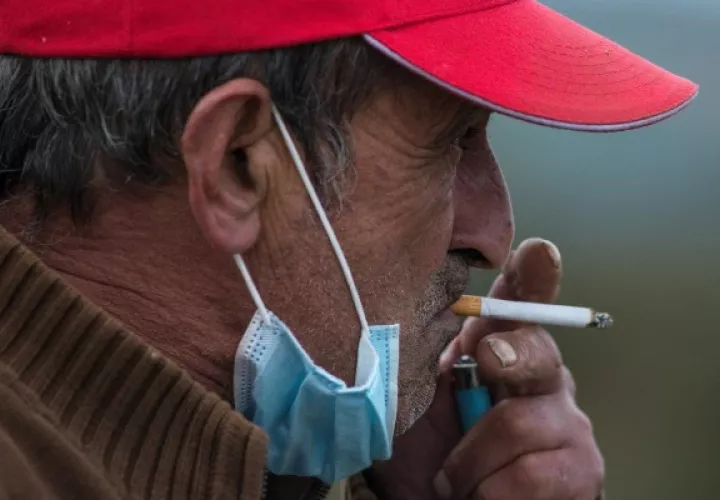  El número de personas fumadoras en España pasó del 13.9 % de los encuestados al 8.8 %. Foto: EFE