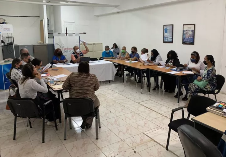 En la reunión tras la protesta, estuvo Marisa Canales, directora general del IPHE. Foto: Diomedes Sánchez 