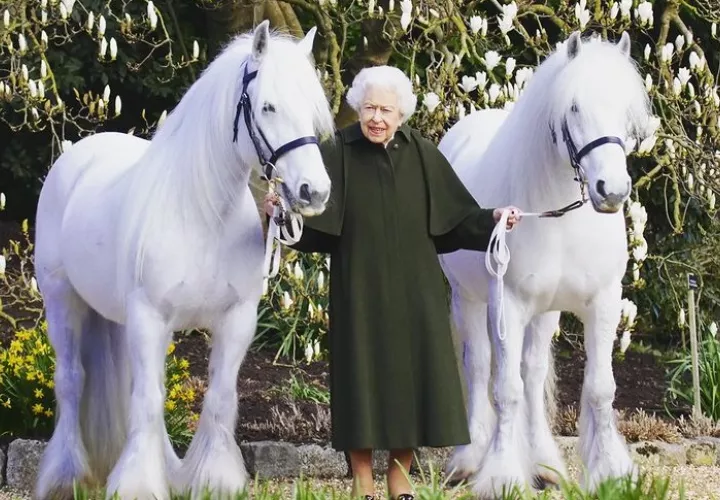 Imagen publicada por @theroyalfamily, por el cumpleaños de la monarca. 