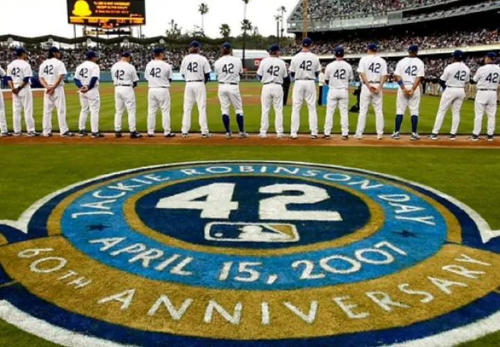 Miembros del equipo de los Dodgers con  el número 42 en honor a Jackie Robinson en el estadio Dodger el 15 de abril de 2007, en Los Ángeles, California (EEUU). Foto: EFE