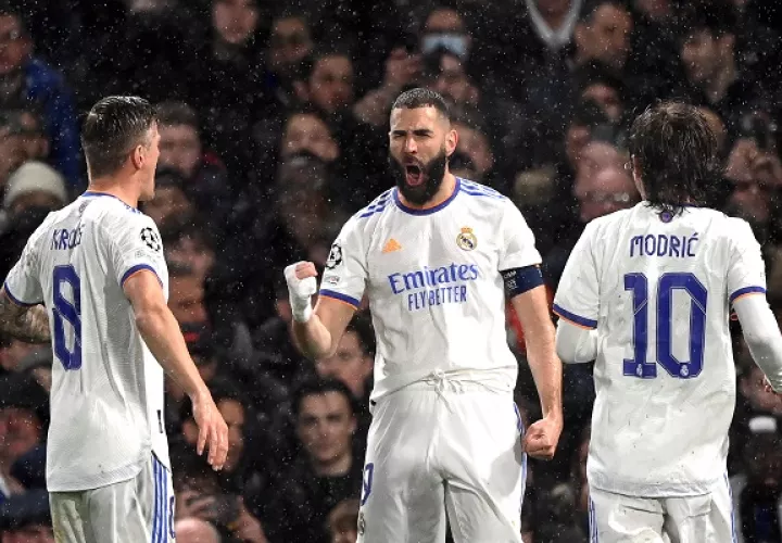 Karim Benzema (cent.) festeja uno de sus goles ante Chelsea. Foto:EFE