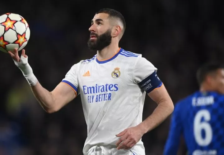 Karim Benzema anotó los tres goles del Real Madrid contra Chelsea de Inglaterra. Foto:EFE