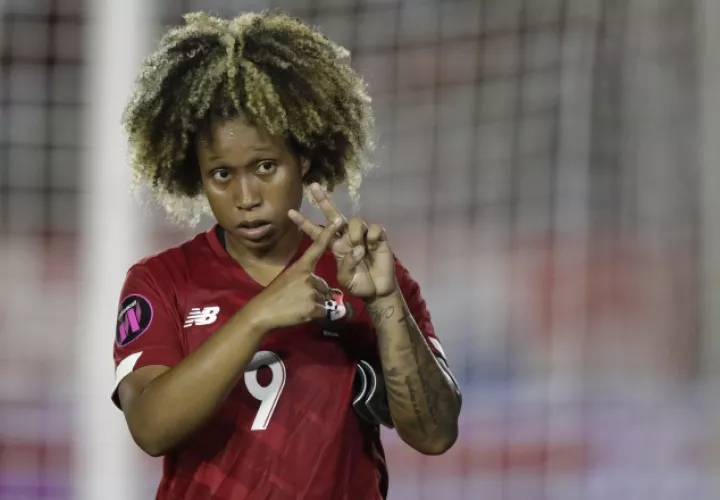 Karla Riley  festeja el segundo gol de Panamá. Foto:EFE
