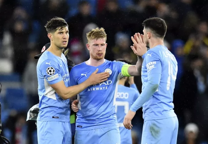 Kevin De Bruyne del Manchester City (cent.) festeja su gol. Foto:EFE