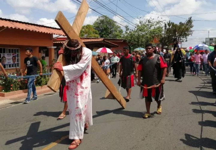La dramatización inicia en el atrio de la Iglesia San Francisco de Paula, con el juicio y condena de Jesús. Foto. Eric Montenegro
