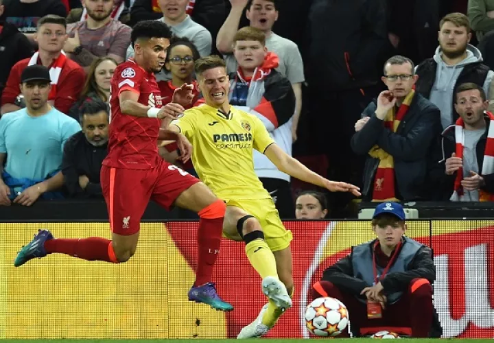 Luis Diaz del Villarreal (iza.) disputa el balón ante Juan Foyth del Liverpool. Foto:EFE
