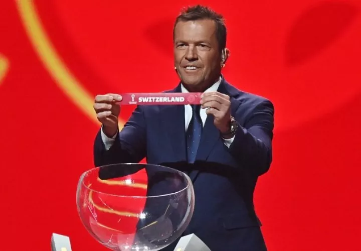 Lothar Matthäus en el sorteo del Mundial de Catar 2022. Foto:EFE