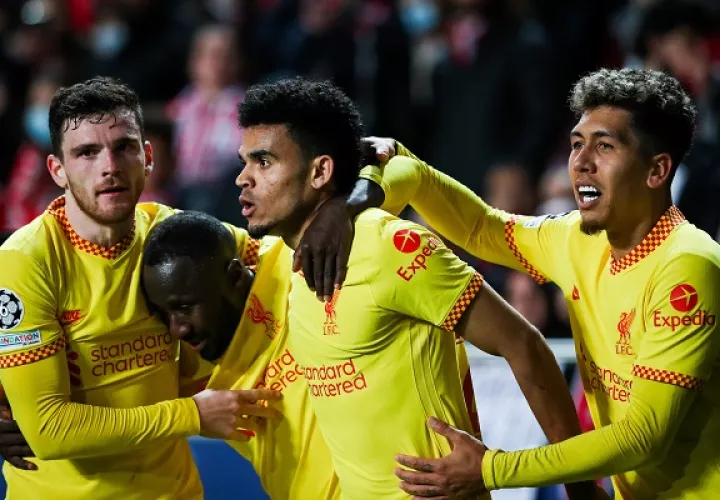 El colombiano Luis Diaz (cent.) festeja su gol con Liverpool en la Champions ante Benfica. Foto:EFE