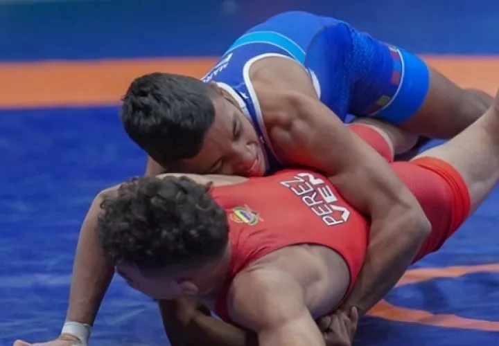 El luchador Samir Marciaga (azul) ganó plata para Panamá. Foto:COP