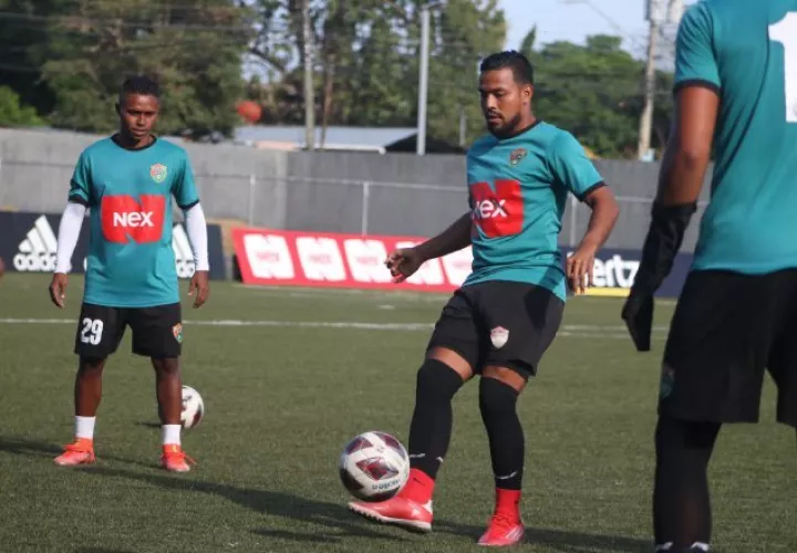 Miguel Saavedra con el balón, capitán y goleador del equipo chiricano. Foto: Twitter
