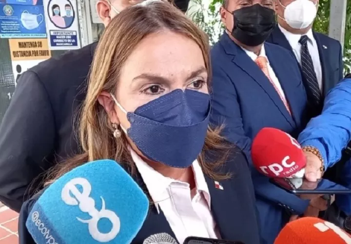 La ministra reconoció que las necesidades son apremiantes, pero que también necesita haber mejor comunicación con los directores. Foto: Francisco Paz
