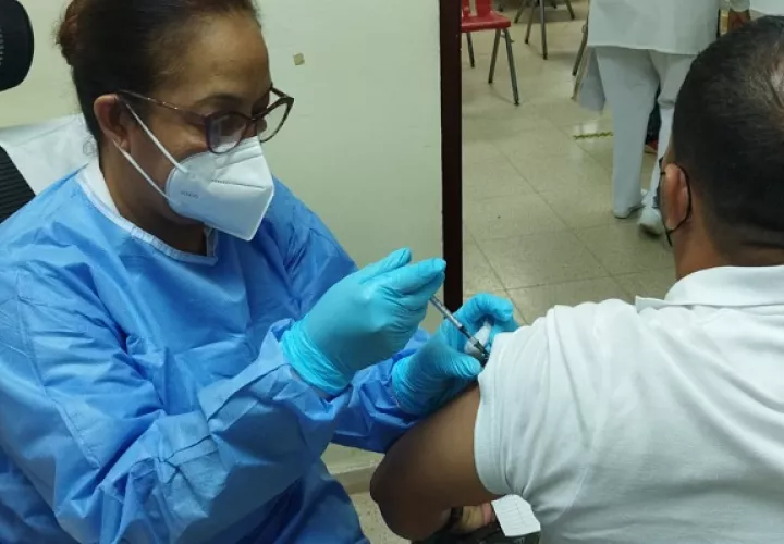 El esquema completo de vacunación consta de tres dosis en Panamá. Foto: CSS