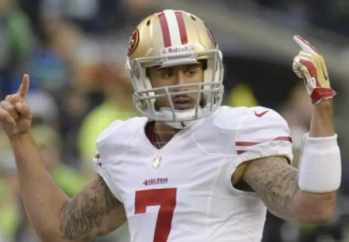 Colin Kaepernick desea volver a jugar en la NFL. Foto:EFE