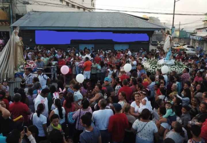 Las imágenes de la Virgen María, San Juan y María Magdalena son llevadas a la carrera al encuentro de la imagen del Cristo Resucitado, en medio de cantos, fuegos pirotécnicos, globos y el intercambio de golosinas, especialmente entre los niños. Foto. Eric Montenegro