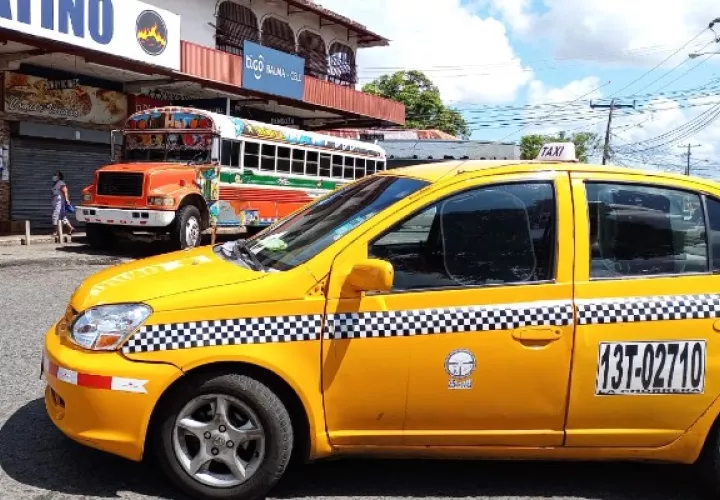 Algunos transportistas de la ruta de La Chorrera, salieron desde primeras horas de la mañana para trasladar a los usuarios a su destino. Foto. Eric Montenegro